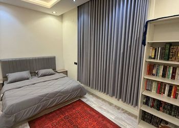 شقة بصالة انيقة ودخول ذاتي