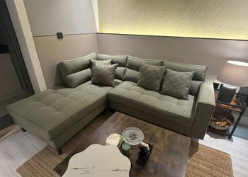 استديو بأثاث مريح وبسيط 