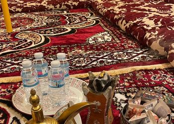 مزرعة بمسطح اخضر وجلسة خارجية