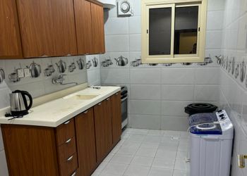 غرفة بسرير ماستر