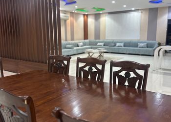 شاليه بمسطح اخضر ومسبح 