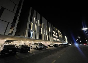 استديو بأثاث مريح وبسيط 