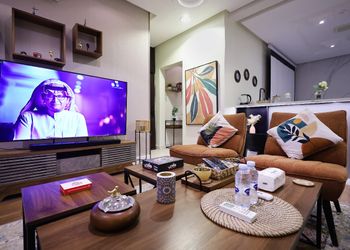 شقة بدخول ذاتي وصالة أنيقة 