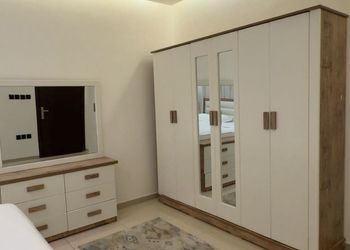 شقة بصالة مودرن وغرفة نوم مريحة 