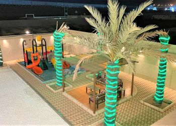 استراحة بجلسة مطلة على المسبح 