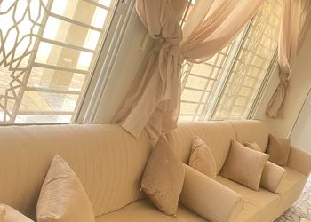 استراحة بألعاب أطفال وملعب كرة 