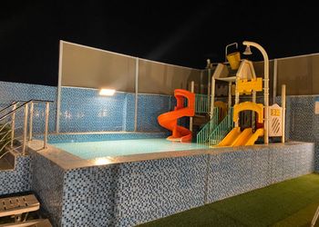استراحة بمسطح اخضر وجلسة خارجية