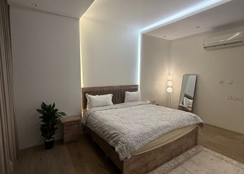 شاليه بمسطح اخضر وجلسة خارجية 