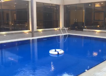 شاليه بمسبح خارجي وغرفة نوم 