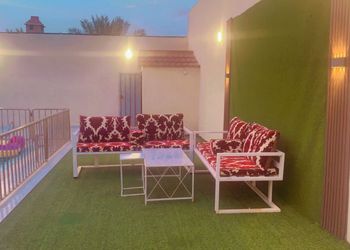 شاليه بجلسة خارجية ومسبح 
