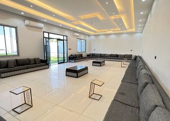 شاليه بمسطح اخضر ومسبح