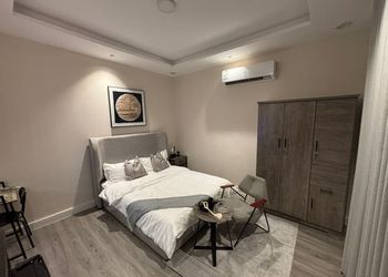 استديو بأثاث مريح وبسيط 