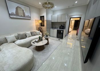 استديو بأثاث مريح وبسيط 