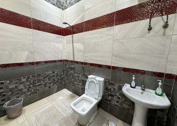 شاليه بجلسة تطل على مسبح داخلي 
