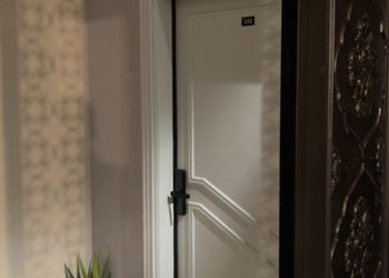 استديو بسرير ماستر وجلسة جانبية 
