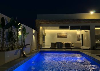 شاليه بتصميم أنيق ومسبح خارجي 
