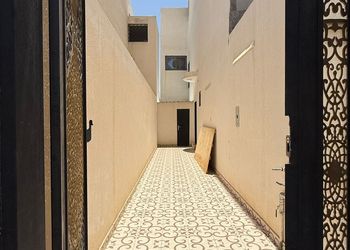 شقة بصالة وثلاث غرف نوم