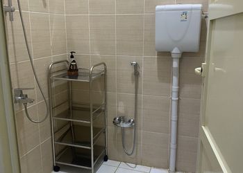 استديو بأثاث مريح وبسيط 