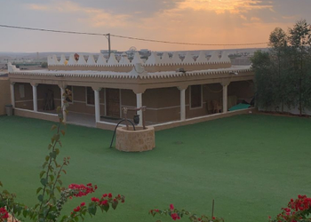 استراحة بمسطحات خضراء وملاعب