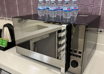 شقة بجلسة خارجية وثلاث غرف نوم 