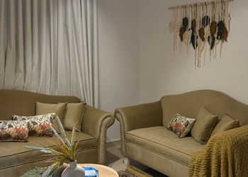 استديو بأثاث مريح وبسيط 