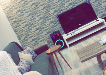 استراحه بمسبح خارجي بحاجز والعاب اطفال