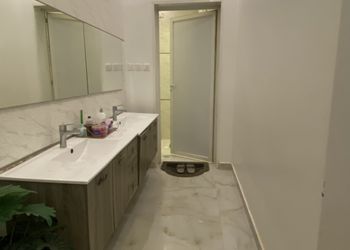 استراحة بجلسة خارجية ومسطح اخضر