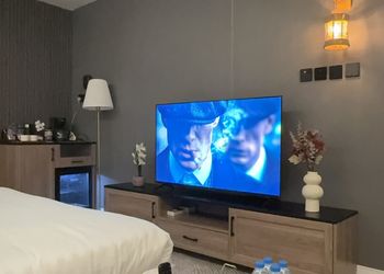 استديو بأثاث مريح وبسيط 