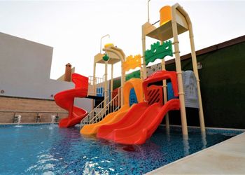شاليه بمسبح بألعاب مائية وجلسات