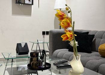 شقة بصالة أنيقة ودخول ذاتي