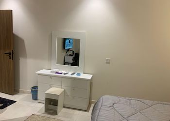 استديو بسرير ماستر وأثاث مريح 