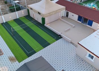 شاليه بملعب كرة طائرة ومسبح.