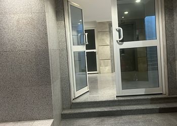 شقة بصالة انيقة وغرفتين نوم
