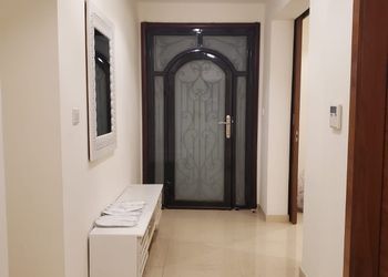 شاليه بمسبح مطل على البحر 