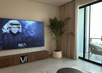 شقة بصالة مريحة وإطلالة مميزة 