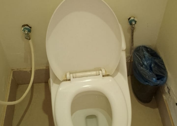 شاليه بمسطح اخضر وجلسة خارجية