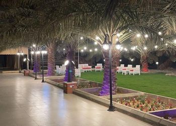 مزرعة بمسطح اخضر وجلسة خارجية 