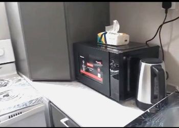شقة بصالة وثلاث غرف نوم 