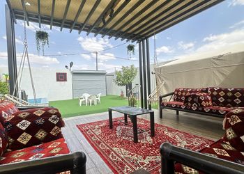 شاليه بجلسة تطل على مسبح خارجي 