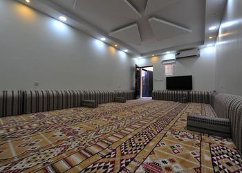 شاليه بمسبح داخلي ومسطح اخضر 