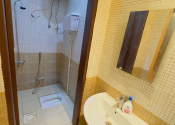 شاليه بجلسة خارجية ومسطح اخضر