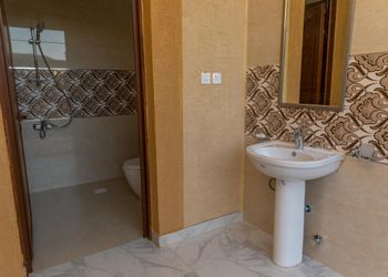 شاليه بمسطح اخضر وجلسة خارجية 