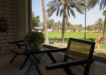 استراحة بمسطح اخضر وجلسه خارجيه