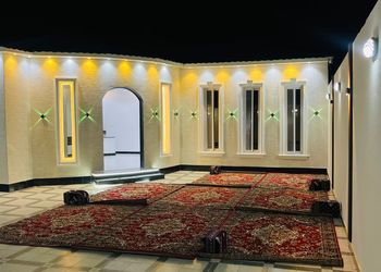 شاليه بجلسة تطل على مسبح خارجي 