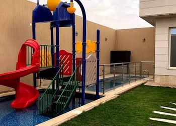 شاليه بمسطح اخضر وجلسة خارجية 