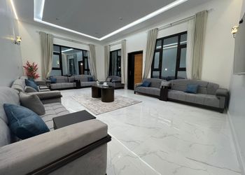 شاليه بمسبح خارجي وجلسة خارجية