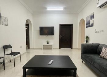 شقة بثلاث غرف نوم وغرفة جلوس 