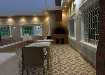 استراحة بملعب كرة قدم و طائره 