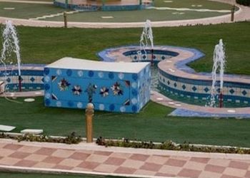 مسطح اخضر بملعب كره طائرة