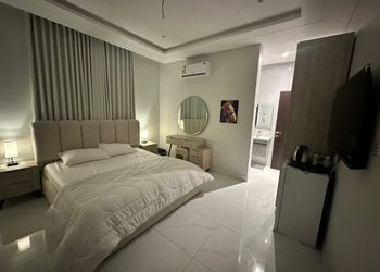 غرفه بسرير ماستر ودخول ذاتي
